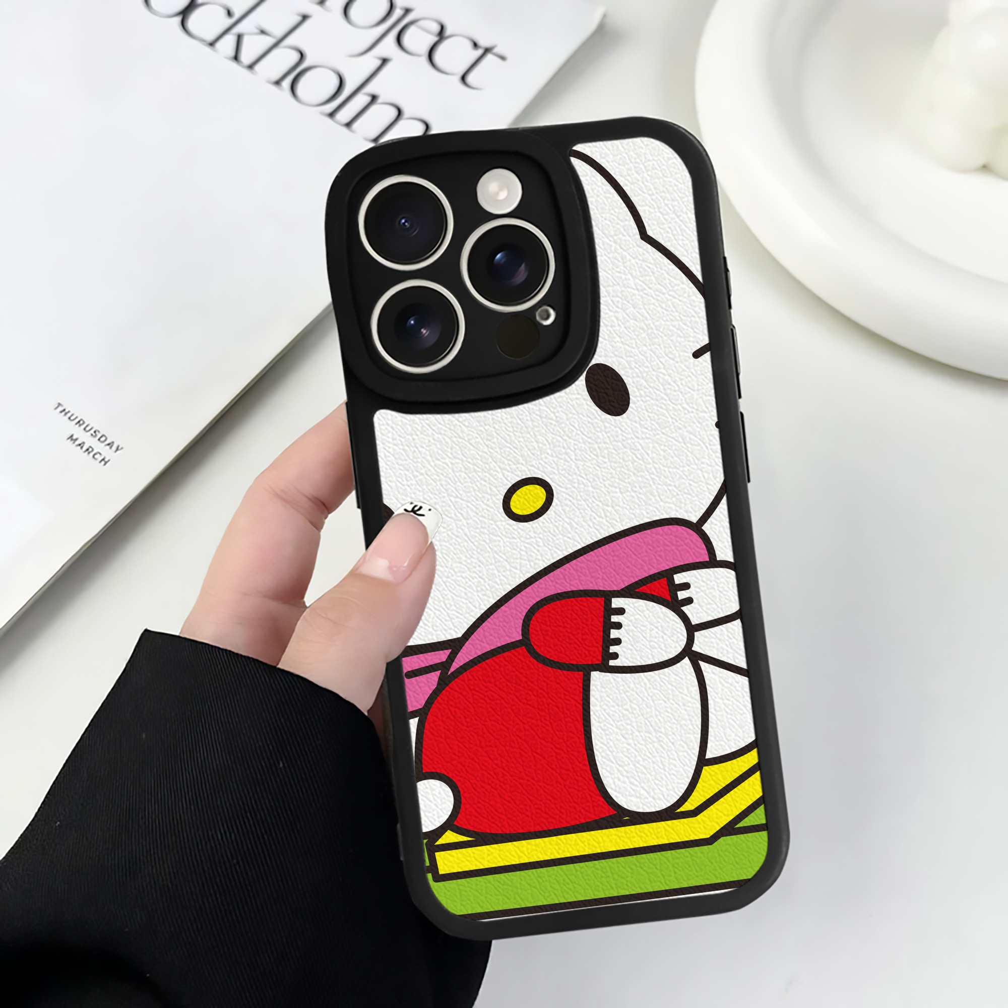 （画像用） Hello Kitty ハローキティ 【iPhone 16シリーズ対応】シリコンスマホケース（レザー調） 材質：シリコン